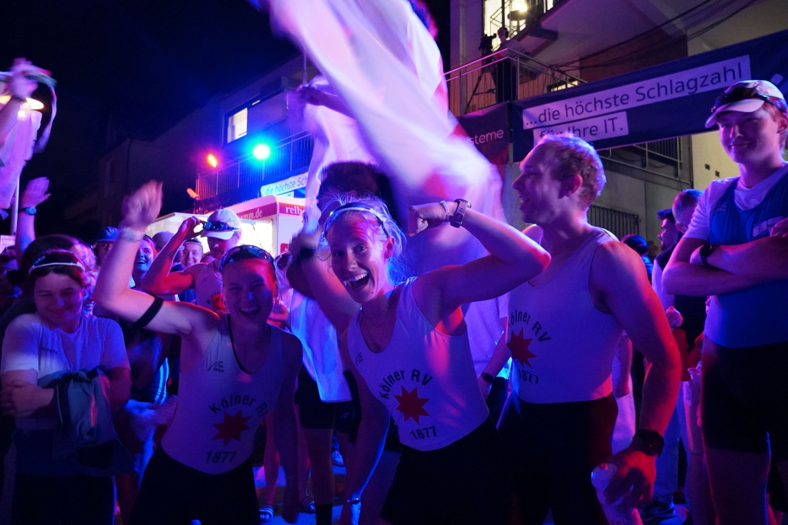 Die Stadtachter-Siegermannschaft KRV 2026 feiert